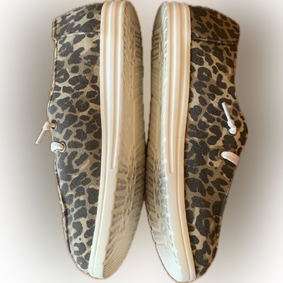Ladies, leopard print canvas shoes. Size 7 up to 7 1/2 - Picture 5 of 9